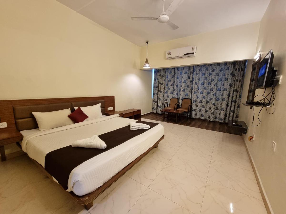 Hotel Lions Den โลนาวาลา ภายนอก รูปภาพ