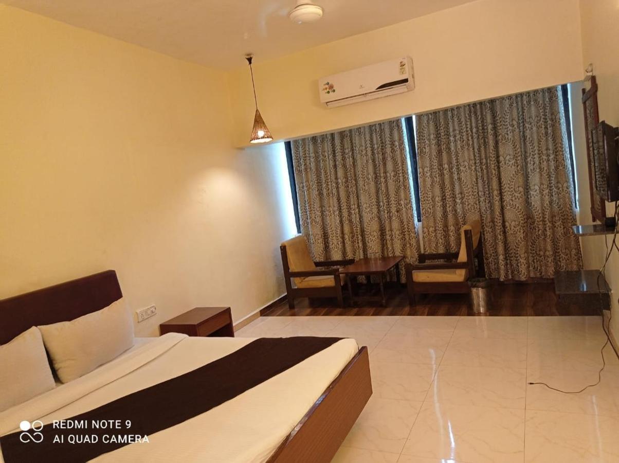 Hotel Lions Den โลนาวาลา ภายนอก รูปภาพ