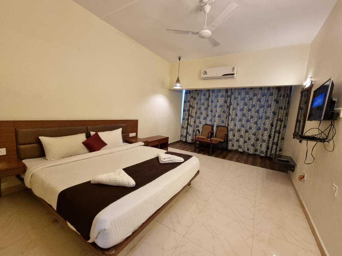 Hotel Lions Den โลนาวาลา ภายนอก รูปภาพ