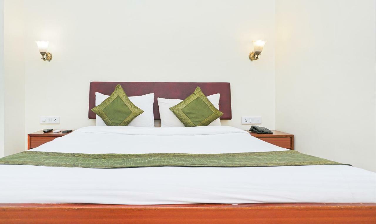 Hotel Lions Den โลนาวาลา ภายนอก รูปภาพ